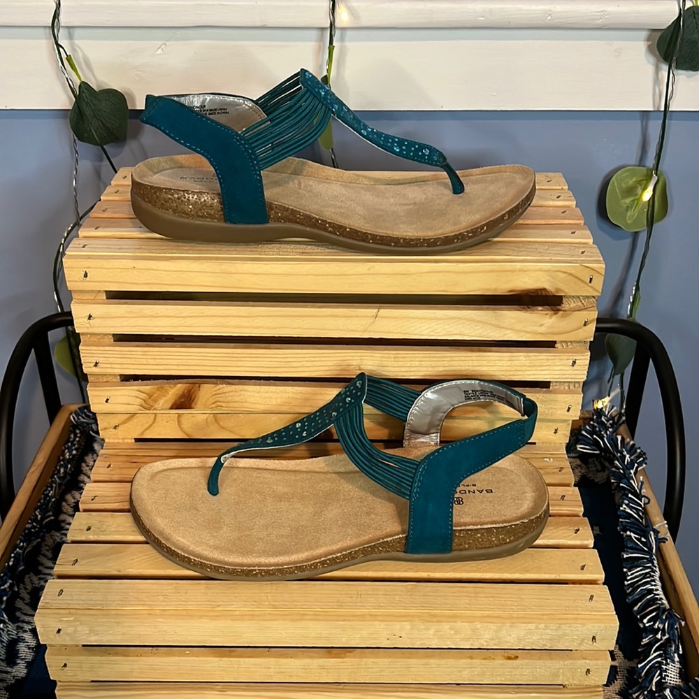 Bandolino Sandals Size 6 NWT teal color. Pretty details.